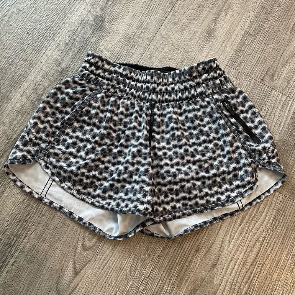 LULULEMON ATHLETICA Tracker Short Black & White Sea Wheeze 3D Chevron Print